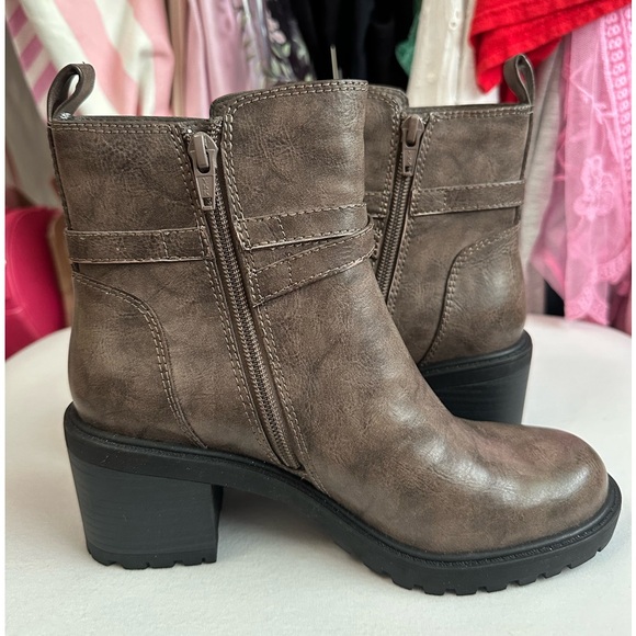 Frye and Co. Brush Gray Ankle Boot Size 6 - Picture 6 of 8